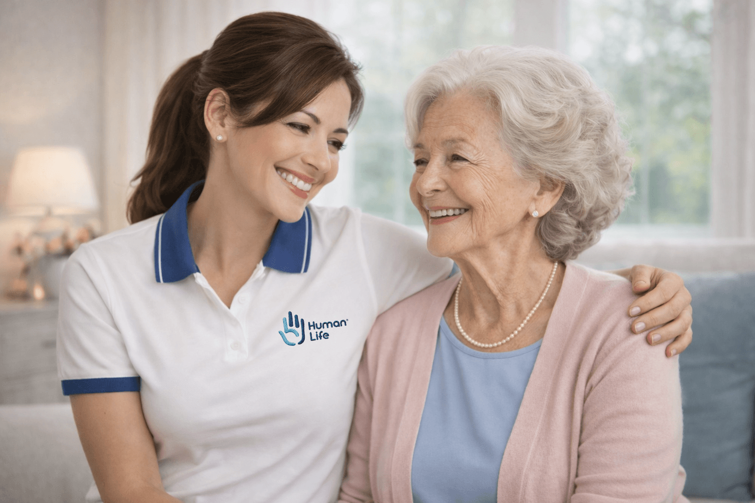 Cuidadora Human Life auxiliando paciente idosa em ambiente domiciliar acolhedor em São Carlos