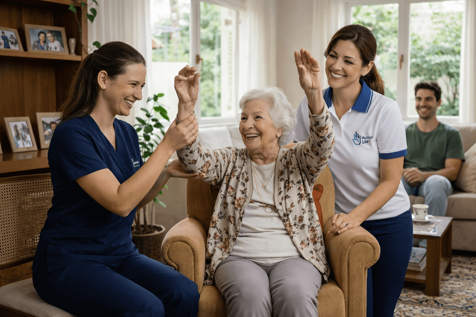 Cuidadora Human Life auxiliando paciente em ambiente domiciliar acolhedor em São Carlos